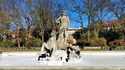 Joseph Wackerles Neptun von 1937 erinnert ganz bewusst an Michelangelos David. Ob das eine so gute Idee war, darf man bezweifeln.