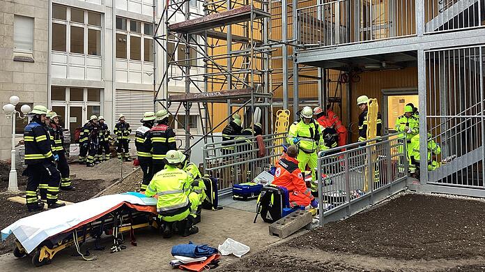 Die Arbeiter blieben nach dem Sturz schwer verletzt in einem Schacht liegen.