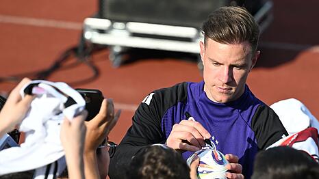 Begehrtes Autogramm: Marc André ter Stegen erfüllt Fan-Wünsche nach dem öffentlichen Training in Herzogenaurach.