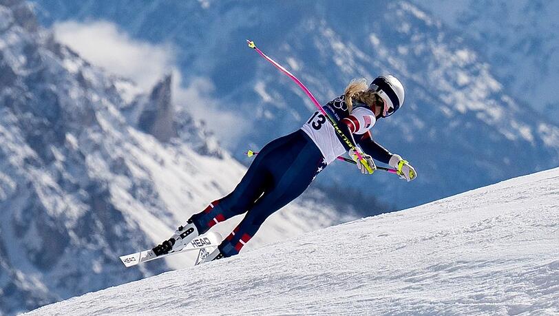 Lindsey Vonn im Moment des Sturzes bei der Damen-Abfahrt der Olympischen Winterspiele 2026.