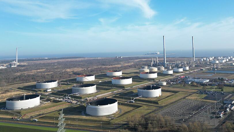 Ein &Ouml;l-Tanklager in Wilhelmshaven. Ifo-Pr&auml;sident Fuest r&auml;t zu vorsichtigem Umgang mit Reserven. (Symbolbild)