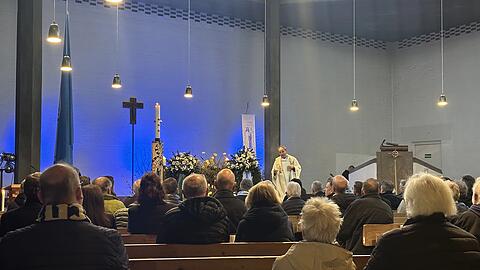 Hielt den Gottesdienst f&uuml;r L&ouml;wen-Legende Karsten Wettberg: Pfarrer Rainer Maria Schie&szlig;ler.
