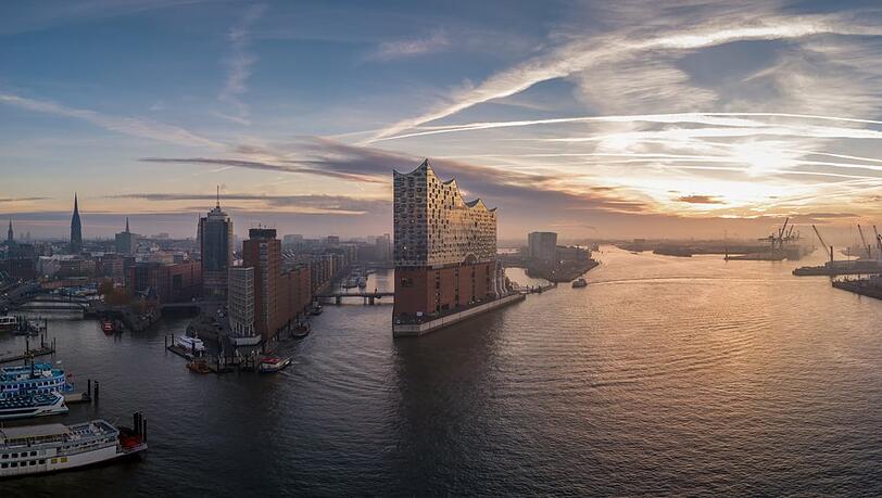 Die Elbphilharmonie in Hamburg ist eines der Wahrzeichen der Hansestadt. Die Elbphilharmonie in Hamburg ist eines der Wahrzeichen der Hansestadt.
