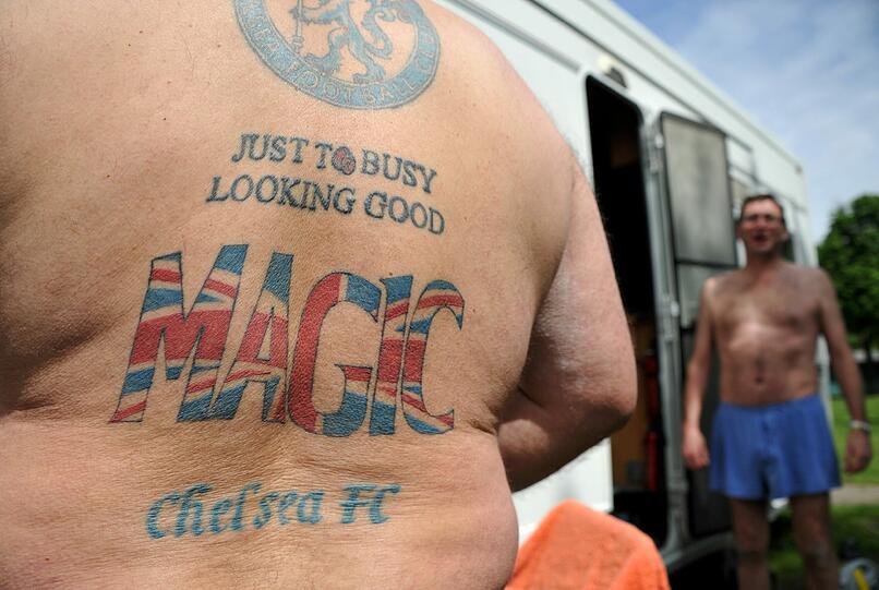 Bei diesem Chelsea-Fan sollte wohl eher die Stil-Polizei eingreifen.