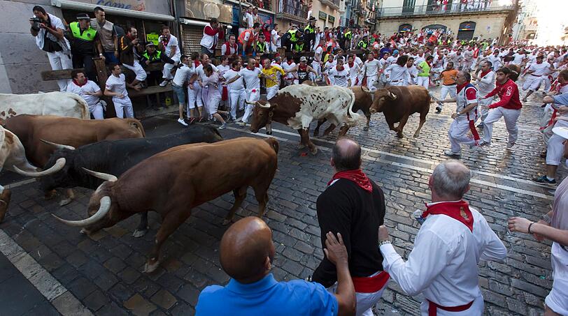 Brutal - und brutal gefährlich: Bei der alljährlichen Stierhatz in Pamplona werden zahlreiche Menschen verletzt. Gleich am ersten Tag 2013 sind es vier.
