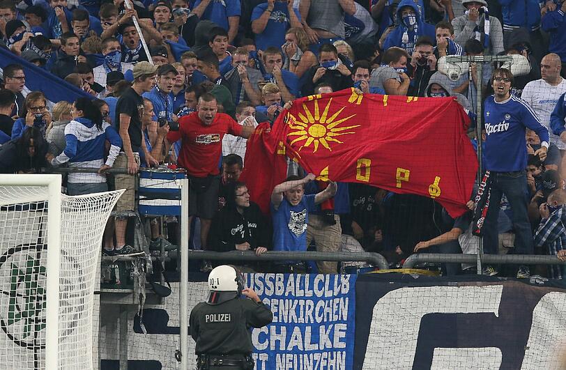 Polizei stürmt den Fanblock: Die Bilder vom Schalke-Spiel gegen Saloniki