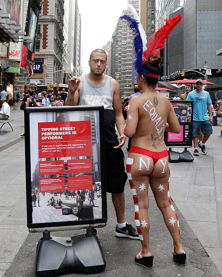 Bemalte Busen am Times Square. Die "Desnudas" sind New Yorks Bürgermeister ein Dorn im Auge.