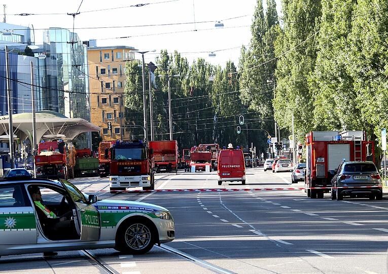 Wei ausgestorben: Die sonst so befahrene Leopoldstraße ist am Dienstagnachmittag wie ausgestorben. Die Polizei hat das Areal abgesperrt.