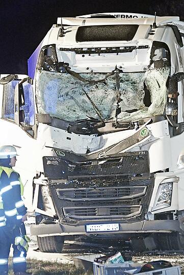 Nachdem der Lkw in den Sicherungsanhänger gekracht war, brannte dieser aus. Die Bilder.