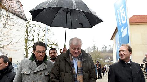 Guns N&rsquo; Roses sang einst den Klassiker "November Rain". Beim CSU-Trio v.l. Andreas Scheuer, Horst Seehofer und Alexander Dobrindt hieß es vorm Kloster "Januar Rain".