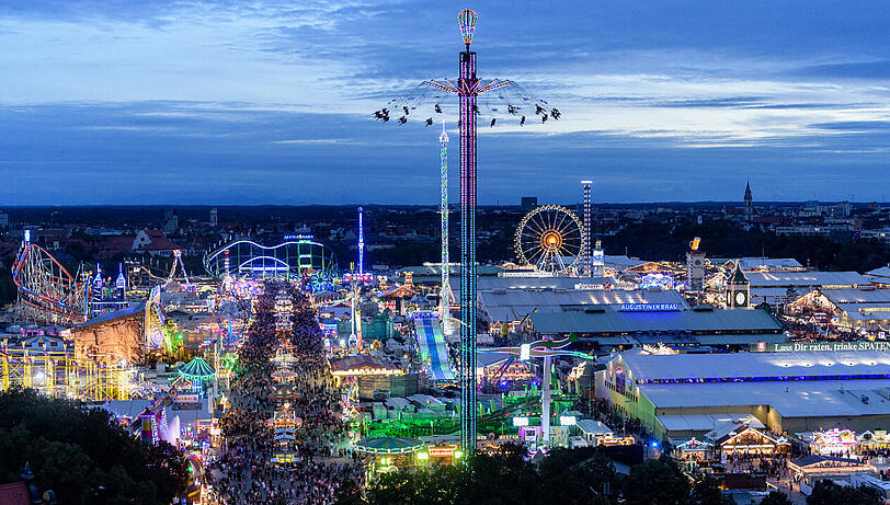 Zahlreiche Fahrgeschäfte drehen sich auf dem Oktoberfest auf der Theresienwiese.