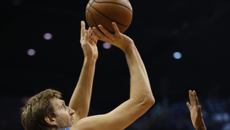 Spielt seine 21. Saison für die Dallas Mavericks: Dirk Nowitzki. Spielt seine 21. Saison für die Dallas Mavericks: Dirk Nowitzki.