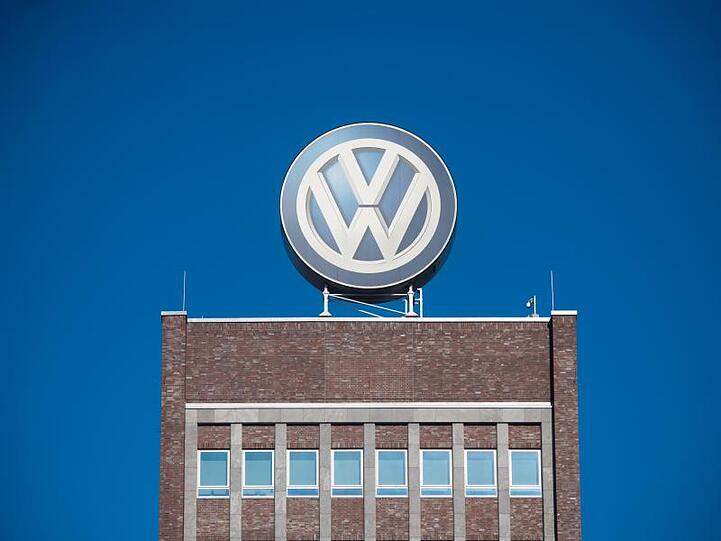 Ein großes VW-Logo.