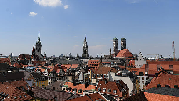 Die Skyline der Landeshauptstadt München mit dem Alten Peter (l-r), dem Rathaus und der Frauenkirche ist von der Dachterrasse des Hotel Mandarin Oriental zu sehen. (Archivbild) Die Skyline der Landeshauptstadt München mit dem Alten Peter (l-r), dem Rathaus und der Frauenkirche ist von der Dachterrasse des Hotel Mandarin Oriental zu sehen. (Archivbild)