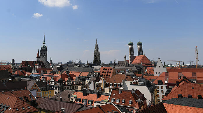 Die Skyline der Landeshauptstadt München mit dem Alten Peter (l-r), dem Rathaus und der Frauenkirche ist bei hochsommerlichen Temperaturen und blauem Himmel vom der Dachterrasse des Hotel Mandarin Oriental zu sehen.