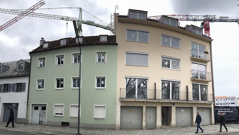 Investor und Noch-Eigentümer lassen sich nicht entlocken, was aus den beiden Mehrparteienhäusern an der Hochstraße 71 und 73 irgendwann einmal werden soll.