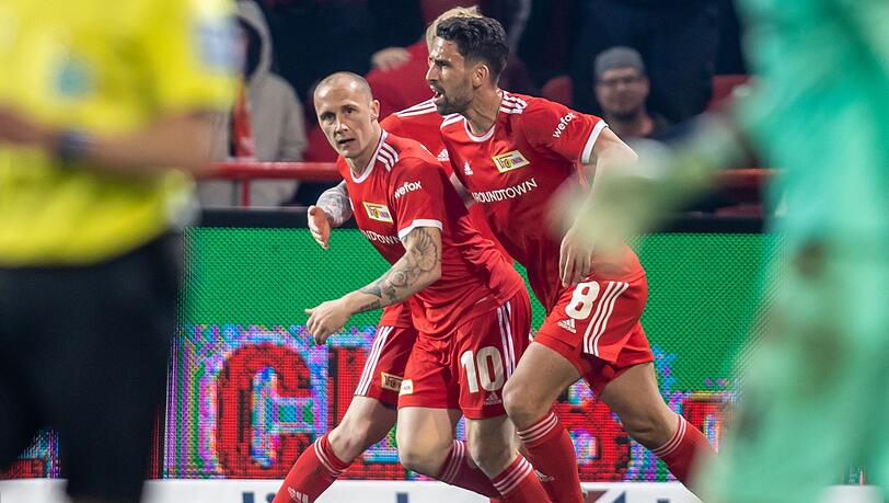 Sven Michel (l) von Union Berlin jubelt nach seinem Treffer zum 1:1 mit Rani Khedira.