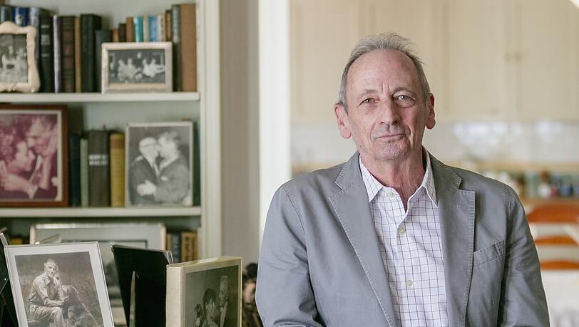 Alexander Bernstein neben Erinnerungsfotos im New Yorker Appartement seiner Familie.