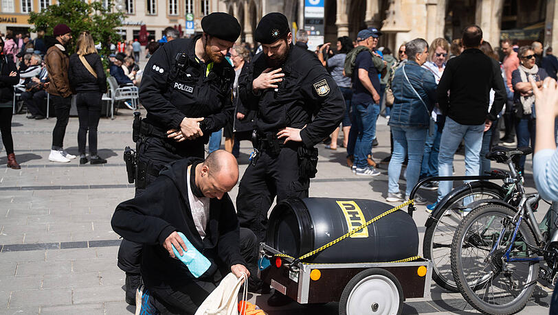 Der Aktivist der Letzten Generation Wolfgang Metzeler-Kick protestierte am Samstag, 20.5.2023 in München gegen das gegen ihn verhängte Sekundenklebertransportverbot, indem er Sekundenkleber mitführte und ein großes Fass mit einem UHU Aufkleber mitführte. Der Aktivist der Letzten Generation Wolfgang Metzeler-Kick protestierte am Samstag, 20.5.2023 in München gegen das gegen ihn verhängte Sekundenklebertransportverbot, indem er Sekundenkleber mitführte und ein großes Fass mit einem UHU Aufkleber mitführte.