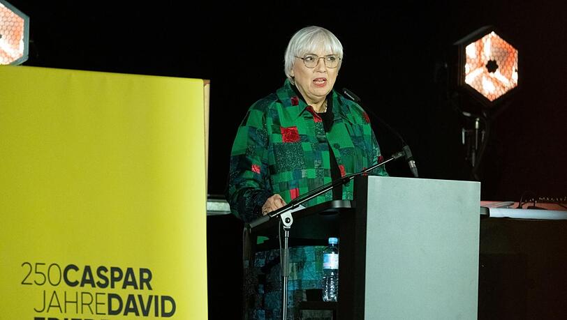 Claudia Roth (Grüne), Staatsministerin für Kultur und Medien, trägt einen Mantel des Nähprojekts. Sie bestellt dort öfter Stücke.