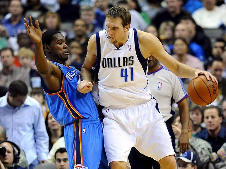 Maverick Nowitzki (r) ist auch von Oklahomas Rookie Durant nicht zu stoppen.