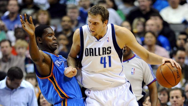 Maverick Nowitzki (r) ist auch von Oklahomas Rookie Durant nicht zu stoppen. Maverick Nowitzki (r) ist auch von Oklahomas Rookie Durant nicht zu stoppen.