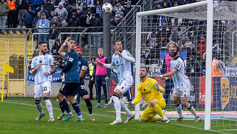 Einen Punkt gewonnen oder zwei verloren? Angesichts des Spielverlaufs und des Gegners ist die Laune in Giesing nicht schlecht. Einen Punkt gewonnen oder zwei verloren? Angesichts des Spielverlaufs und des Gegners ist die Laune in Giesing nicht schlecht.