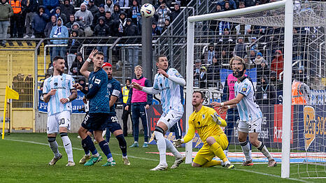 Einen Punkt gewonnen oder zwei verloren? Angesichts des Spielverlaufs und des Gegners ist die Laune in Giesing nicht schlecht.