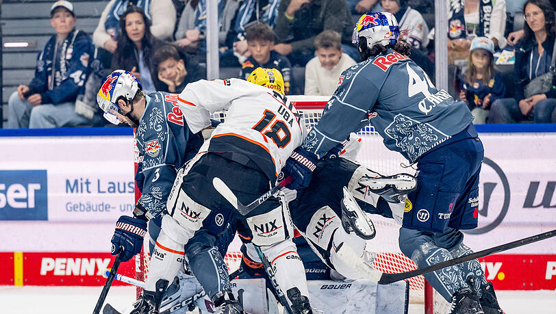 Niederlage vor heimischer Kulisse: Der EHC Red Bull M&uuml;nchen muss sich mit 1:4 Frankfurt geschlagen geben.