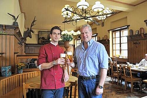 eden Abend eine frische Halbe vom Holzfass: Die Wirte vom Weinbauer in Altschwabing: Franz Schmuck junior (l.) mit seinem Vater Franz.