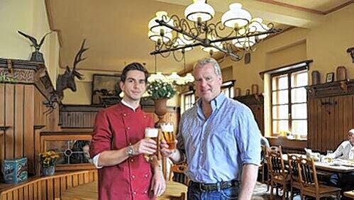 eden Abend eine frische Halbe vom Holzfass: Die Wirte vom Weinbauer in Altschwabing: Franz Schmuck junior (l.) mit seinem Vater Franz. eden Abend eine frische Halbe vom Holzfass: Die Wirte vom Weinbauer in Altschwabing: Franz Schmuck junior (l.) mit seinem Vater Franz.
