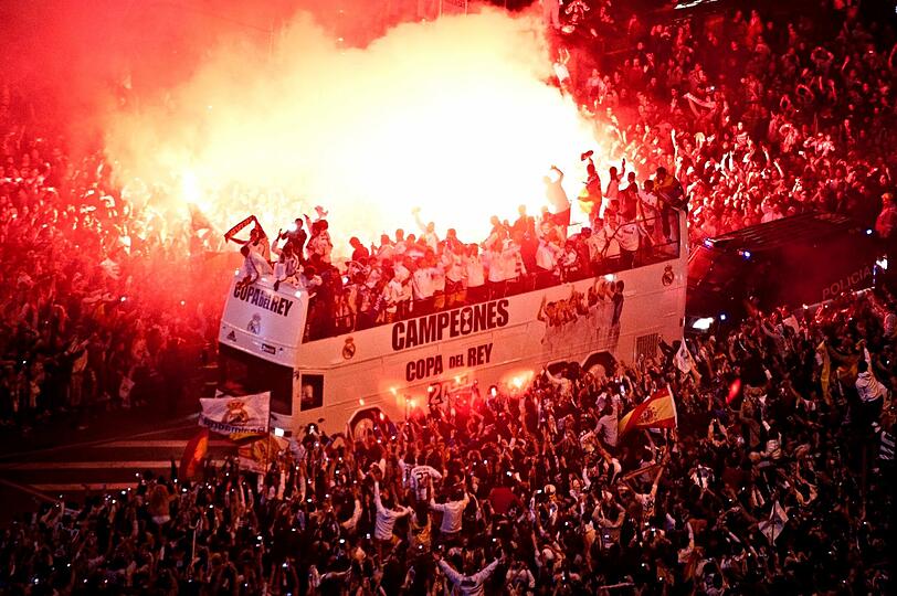 Wenige Stunden nach dem 1:0-Finalsieg von Real
Madrid über den FC Barcelona ist der spanische Fußball-Pokal bei den
Jubelfeiern in Madrid zerbrochen. Durch eine Unachtsamkeit von
Sergio Ramos fiel die Trophäe am frühen Donnerstagmorgen bei der
Fahrt durch die Straßen der Hauptstadt vom Dach des
Mannschaftbusses. Die Bilder vom Spektakel.