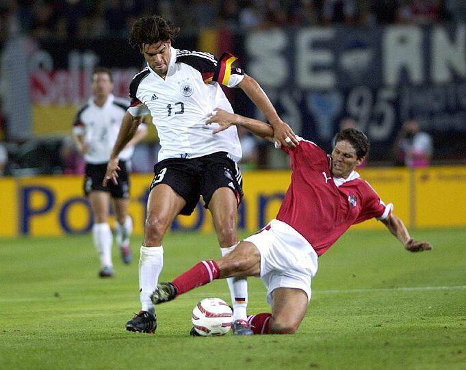 45. Länderspiel: Völler-Nachfolger Jürgen Klinsmann befördert Ballack als
Nachfolger von Oliver Kahn zum Kapitän. Der Einstand als Spielführer
verläuft mit einem 3:1-Erfolg in Wien gegen Österreich erfolgreich.