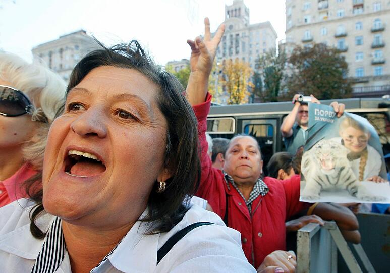 Die Ex-Premierministerin der Ukraine bleibt in Haft - ihre Anhänger protestieren!