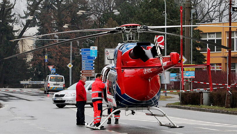 Ein Amokläufer im tschechischen Uhersky hat acht Menschen erschossen. Es sollen bis zu 25 Schüsse gefallen sein, hieß es im tschechischen Fernsehen. Ein Amokläufer im tschechischen Uhersky hat acht Menschen erschossen. Es sollen bis zu 25 Schüsse gefallen sein, hieß es im tschechischen Fernsehen.