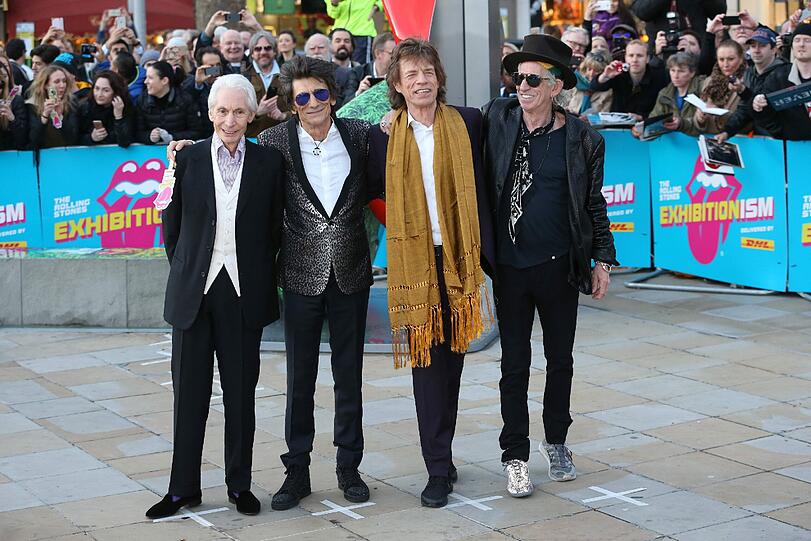 Charlie Watts, Ronnie Wood, Mick Jagger und Keith Richards lassen sich feiern
