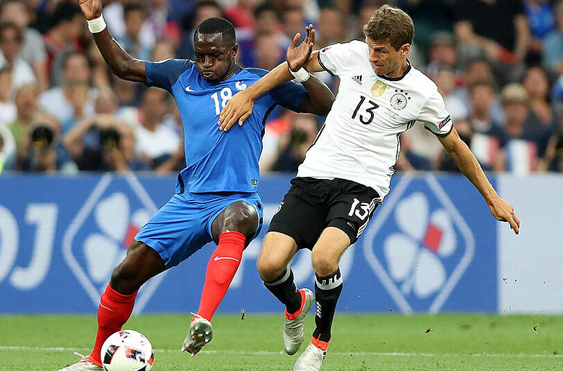Thomas Müller: Note 5 Erstmals in der Rolle des vordersten Stürmers als Gomez-Ersatz. Hatte seine erste Chance nach 13 Minuten. Doch in seinem 77. Länderspiel (bisher 32 Treffer) und sechsten bei dieser EM gab&rsquo;s wieder kein Müller-Tor. Perdu, diese EM für ihn.