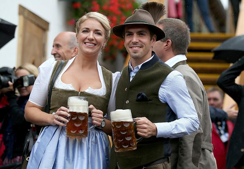 In der Bayern-Abwehr: Kapitän Philipp Lahm mit Ehefrau Claudia.