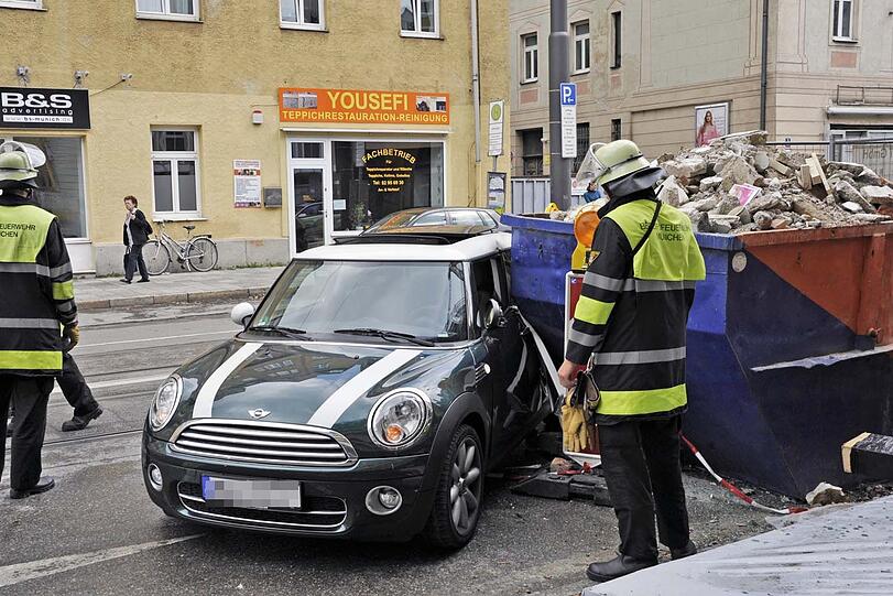 Mit ihrem Mini ist eine junge Autofahrerin in eine Baustelle gekracht.