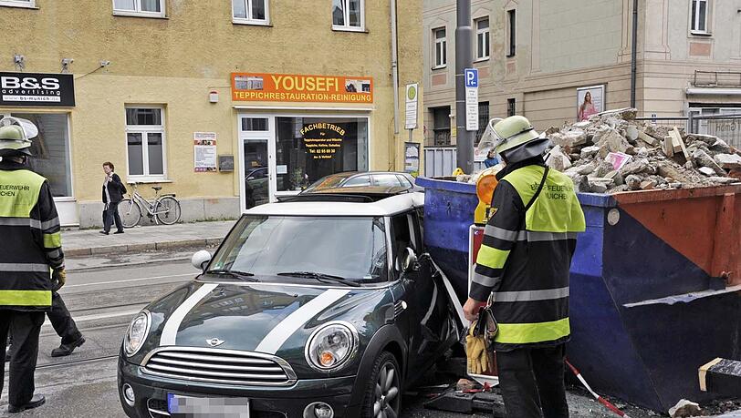 Mit ihrem Mini ist eine junge Autofahrerin in eine Baustelle gekracht. Mit ihrem Mini ist eine junge Autofahrerin in eine Baustelle gekracht.