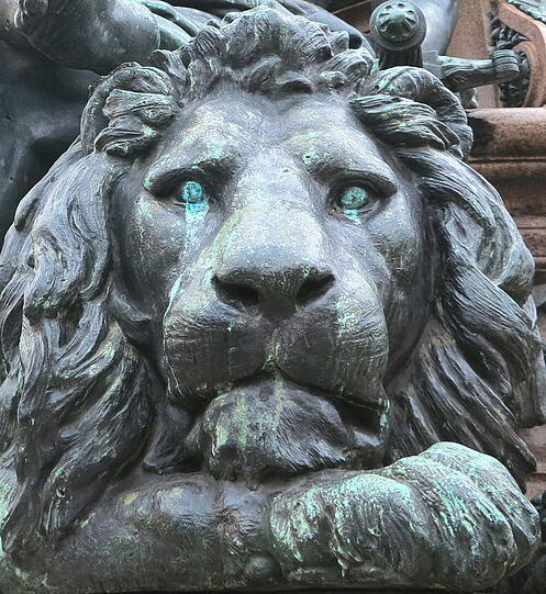 Eigentlich ein stolzes Tier sieht der Löwe am Maxmonument recht traurig aus - die Patina am Metall erweckt den Eindruck als würde er weinen.