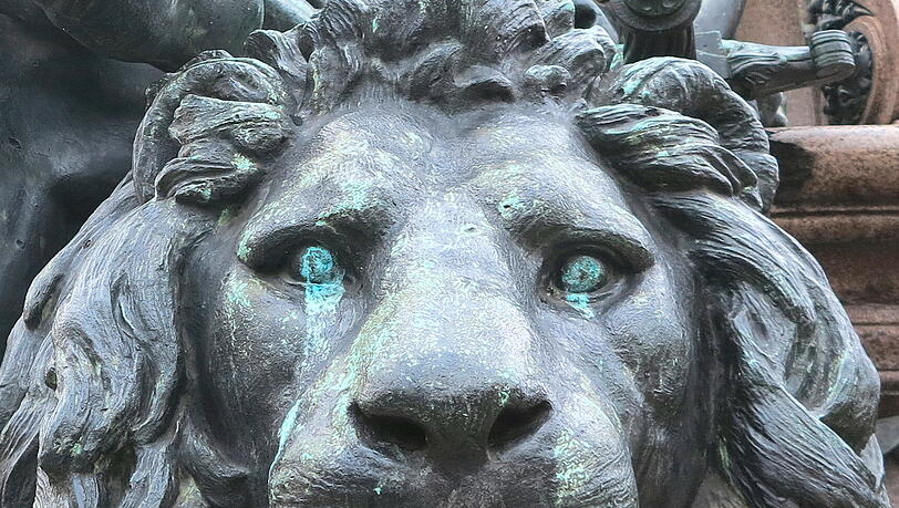 Eigentlich ein stolzes Tier sieht der Löwe am Maxmonument recht traurig aus - die Patina am Metall erweckt den Eindruck als würde er weinen. Eigentlich ein stolzes Tier sieht der Löwe am Maxmonument recht traurig aus - die Patina am Metall erweckt den Eindruck als würde er weinen.