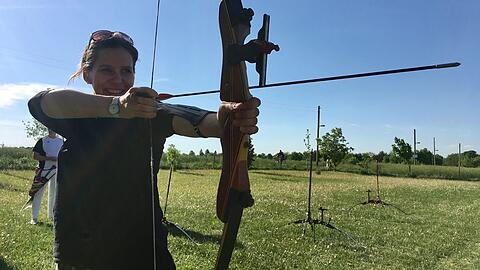 Ein bisserl wie Kinostar Jennifer Lawrence: SPD-Stadträtin Verena Dietl trainiert hier auf dem Bogensportplatz der Schützengesellschaft Grabenfleck in Pasing. Die hat rund 100 Mitglieder.