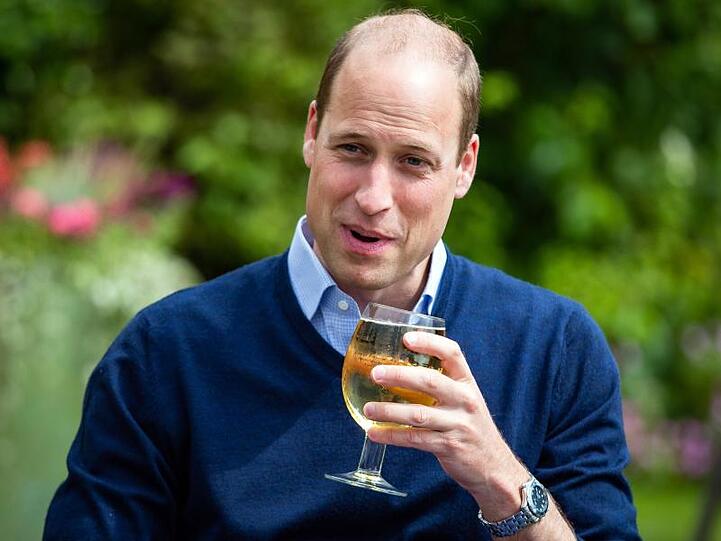 Prinz William hält ein Glas mit Aspalls Cidre bei seinem Besuch im Pub "The Rose and Crown" im Dorf Snettisham.