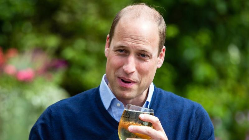 Prinz William hält ein Glas mit Aspalls Cidre bei seinem Besuch im Pub "The Rose and Crown" im Dorf Snettisham. Prinz William hält ein Glas mit Aspalls Cidre bei seinem Besuch im Pub "The Rose and Crown" im Dorf Snettisham.