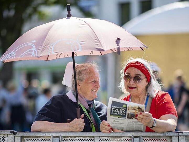 Ein probates Mittel: Der Regenschirm als Sonnenschutz.