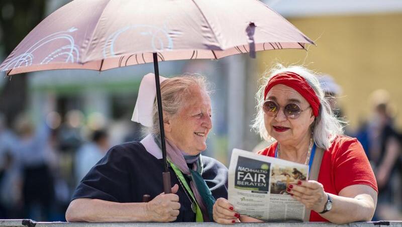 Ein probates Mittel: Der Regenschirm als Sonnenschutz. Ein probates Mittel: Der Regenschirm als Sonnenschutz.