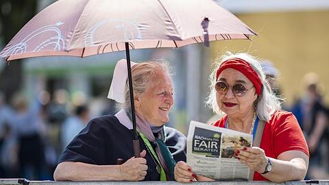 Ein probates Mittel: Der Regenschirm als Sonnenschutz.
