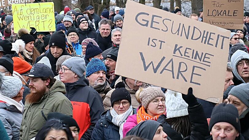 Bald zwei Stunden in die nächste Klinik? Menschen im oberpfälzischen Tirschenreuth demonstrieren gegen die geplante Schließung von Krankenhausstationen.