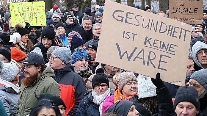 Bald zwei Stunden in die nächste Klinik? Menschen im oberpfälzischen Tirschenreuth demonstrieren gegen die geplante Schließung von Krankenhausstationen.